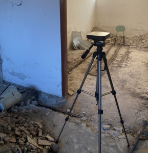 Tecnico che esegue valutazione gas radon in un edificio in Lombardia
