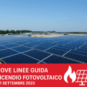 Impianto fotovoltaico su tetto industriale con banner rosso che annuncia le nuove linee guida antincendio dal 1 settembre 2025