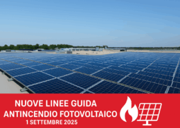 Impianto fotovoltaico su tetto industriale con banner rosso che annuncia le nuove linee guida antincendio dal 1 settembre 2025
