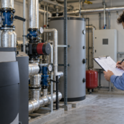 Tecnico che consulta uno schema degli impianti durante un sopralluogo per la diagnosi energetica