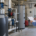 Tecnico che consulta uno schema degli impianti durante un sopralluogo per la diagnosi energetica