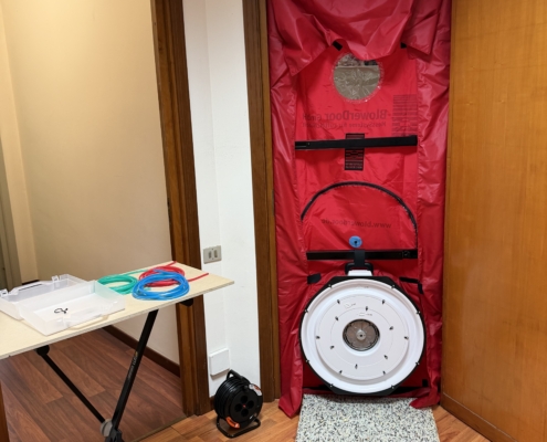 Apparecchiatura per Blower Door Test installata nella palazzina uffici a Marano Ticino
